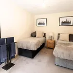 12Fwc, 2 Bedroom Apartment, Sleeps 4, Free Parking, Town Centre Location