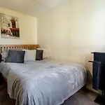 12Fwc, 2 Bedroom Apartment, Sleeps 4, Free Parking, Town Centre Location