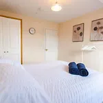 9Fwc, 2 Bedroom Apartment, Sleeps 4, 2 Double Beds, Parking
