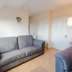9Fwc, 2 Bedroom Apartment, Sleeps 4, 2 Double Beds, Parking