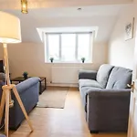 9Fwc, 2 Bedroom Apartment, Sleeps 4, 2 Double Beds, Parking