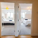9Fwc, 2 Bedroom Apartment, Sleeps 4, 2 Double Beds, Parking