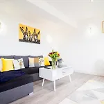 18Cb 2 Bedroom Apartment, Sleeps 4, Long Stays, Free Parking In A Great Location