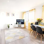 18Cb 2 Bedroom Apartment, Sleeps 4, Long Stays, Free Parking In A Great Location