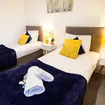 18Cb 2 Bedroom Apartment, Sleeps 4, Long Stays, Free Parking In A Great Location