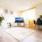 18Cb 2 Bedroom Apartment, Sleeps 4, Long Stays, Free Parking In A Great Location