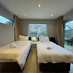 Cricklade House - Sleeps 10, Long Stay, Parking, Wifi