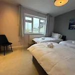 Cricklade House - Sleeps 10, Long Stay, Parking, Wifi
