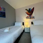 Cricklade House - Sleeps 10, Long Stay, Parking, Wifi