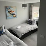 Cricklade House - Sleeps 10, Long Stay, Parking, Wifi
