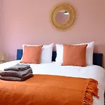 Haydon Stays Swindon 5Bed Sleeps 9