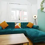 Redcliffe Place By N And N Stays Ltd - Charming Home By Designer Outlet, Perfect For Contractors & Workers With Convenient Parking