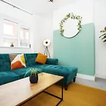 Redcliffe Place By N And N Stays Ltd - Charming Home By Designer Outlet, Perfect For Contractors & Workers With Convenient Parking