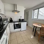 Faringdon Apartment Long Stays Sleeps 2 Parking
