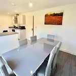 Swindon Large 5 Bedroom Modern Home