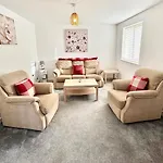 Swindon Large 5 Bedroom Modern Home