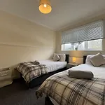 Olive House Long Stays Sleeps 8 Free Parking