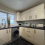 Olive House Long Stays Sleeps 8 Free Parking