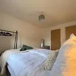Hanwell House Sn25 Long Stays Sleep 5 Free Parking