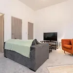 Hunters House Central Location Long Stay By Max Wilde