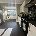 Stratton House, Sleeps 13, 6 Bedrooms, Parking, Long Stay Disc
