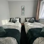 Stratton House, Sleeps 13, 6 Bedrooms, Parking, Long Stay Disc
