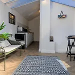 1-Bed Retreat - Hot Tub Private Garden & Bbq