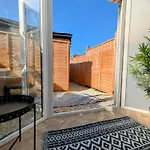 1-Bed Retreat - Hot Tub Private Garden & Bbq