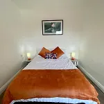 Broad House Central Location Long Stay Sleeps 10