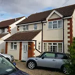 Spacious Swindon 5 Bedroom House - Sleeps Up To 10