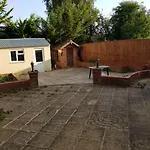 Spacious Swindon 5 Bedroom House - Sleeps Up To 10
