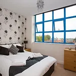Comfortable Swindon Town Centre Apartments, Free Parking, Sleeps Up To 8