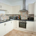 Comfortable Swindon Town Centre Apartments, Free Parking, Sleeps Up To 8