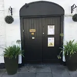 The Three Horseshoes Annex