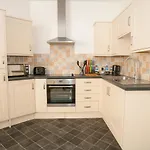 Comfortable Swindon Town Centre Apartments, Free Parking, Sleeps Up To 8