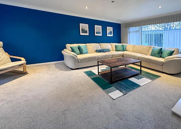 Blunsdon Lodge - Spacious Bungalow, High Speed Wi-Fi, Free Private Parking, Garden