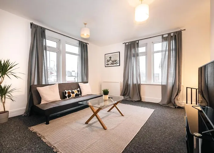 Cozy Two Bed Flat With Parking