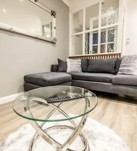 Executive Apartments Free On-Site Parking, 2 En-Suites, Sleeps 4,
