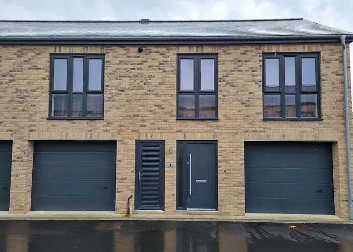 A Spacious And Hearty 2Bd Swindon Stay