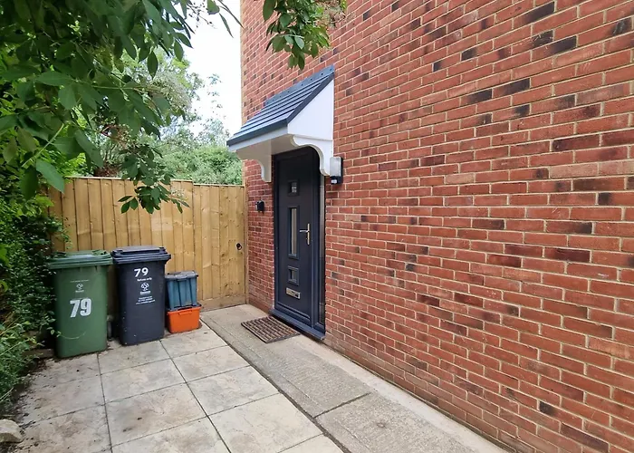 Good Location Free Parking Big Garden Modern House