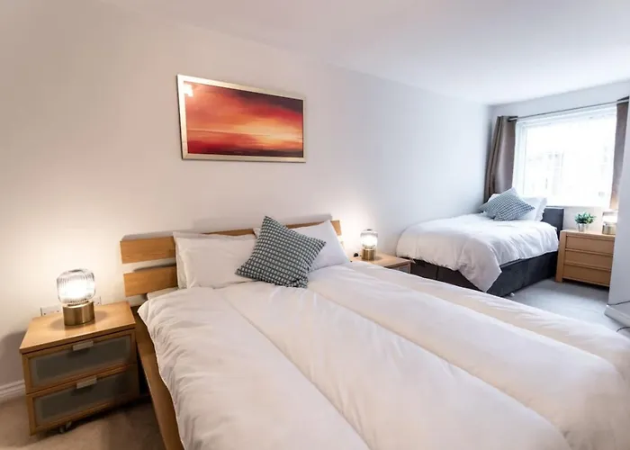 Florey Court, Long Stays Disc, Sleeps 6 In 2 Bedrooms, Parking