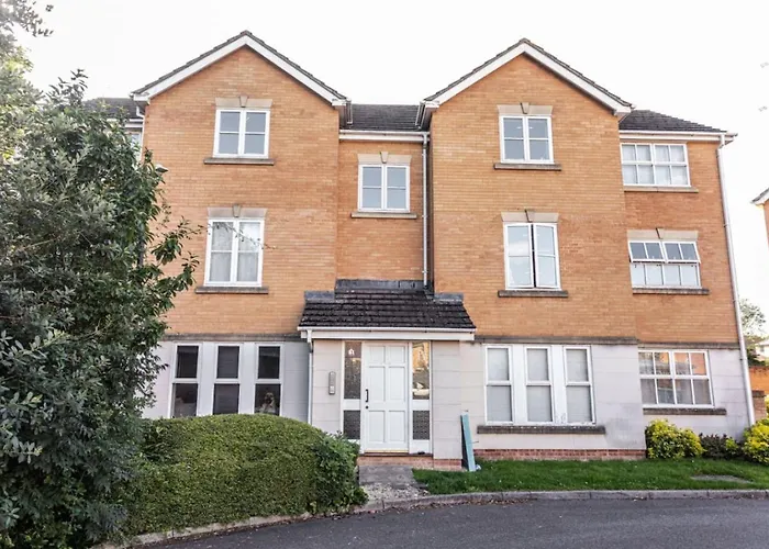 Thorley Apartment In North Swindon, Sleeps 4 In 2 Bedrooms, Long Stay Disc, Parking