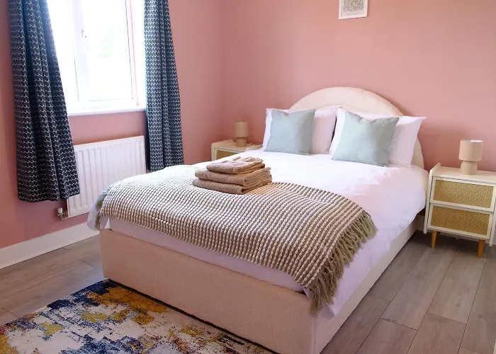 Haydon Stays Swindon 5Bed Sleeps 9