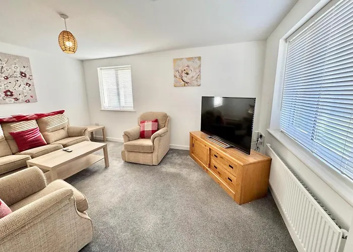 Swindon Large 5 Bedroom Modern Home