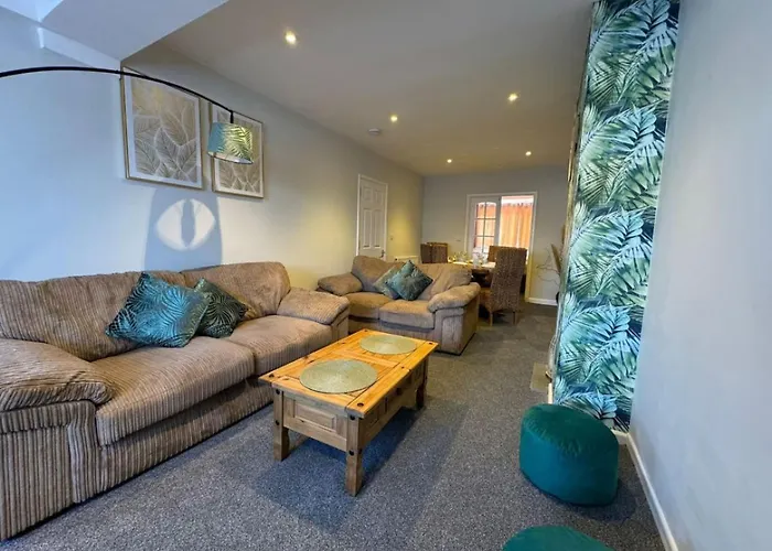 Stratton House, Sleeps 13, 6 Bedrooms, Parking, Long Stay Disc