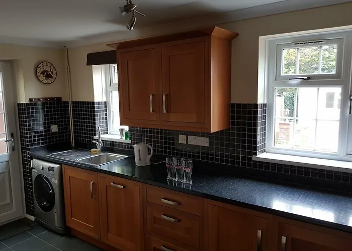Spacious Swindon 5 Bedroom House - Sleeps Up To 10