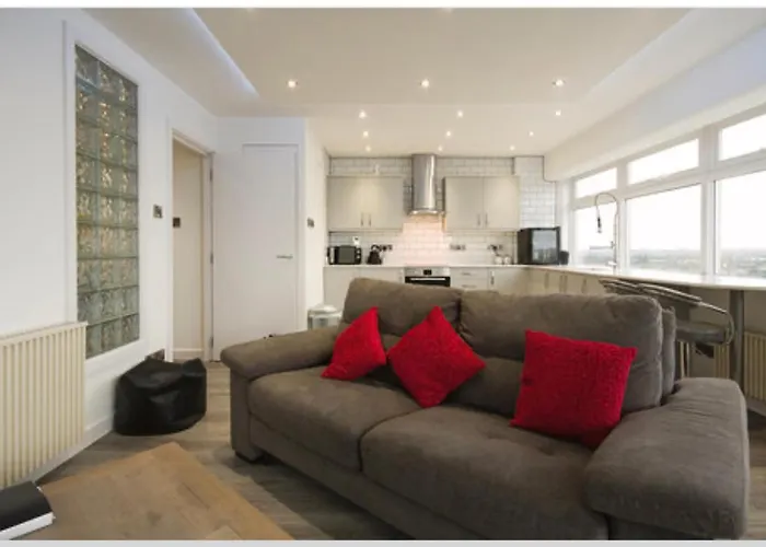 Luxury Panoramic Balcony Swindon Central