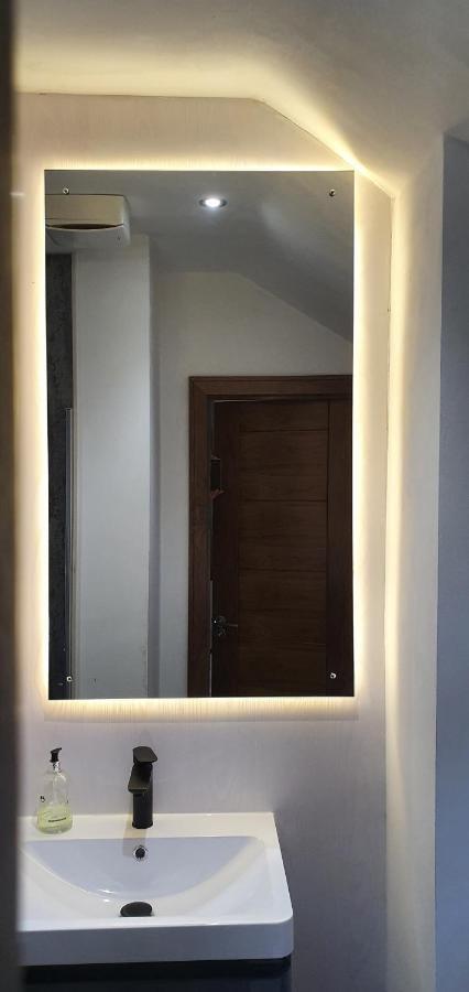 Apartment Bath Road