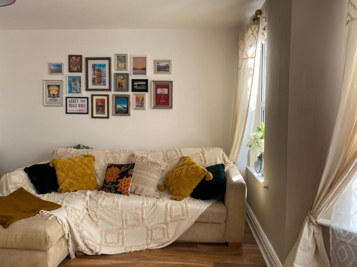 Beautiful Spacious In Town Centre * Swindon