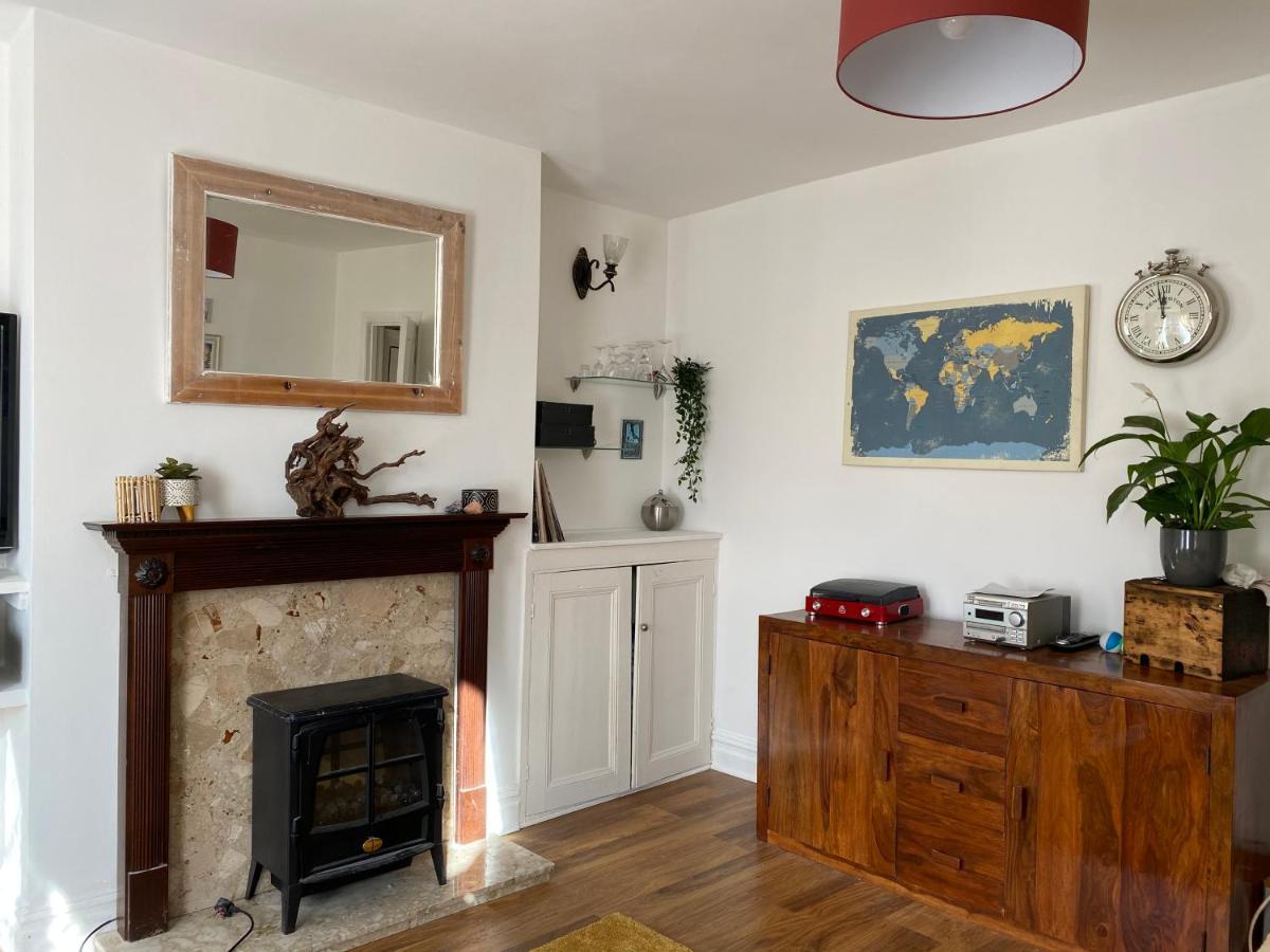 Beautiful Spacious In Town Centre Apartment *
